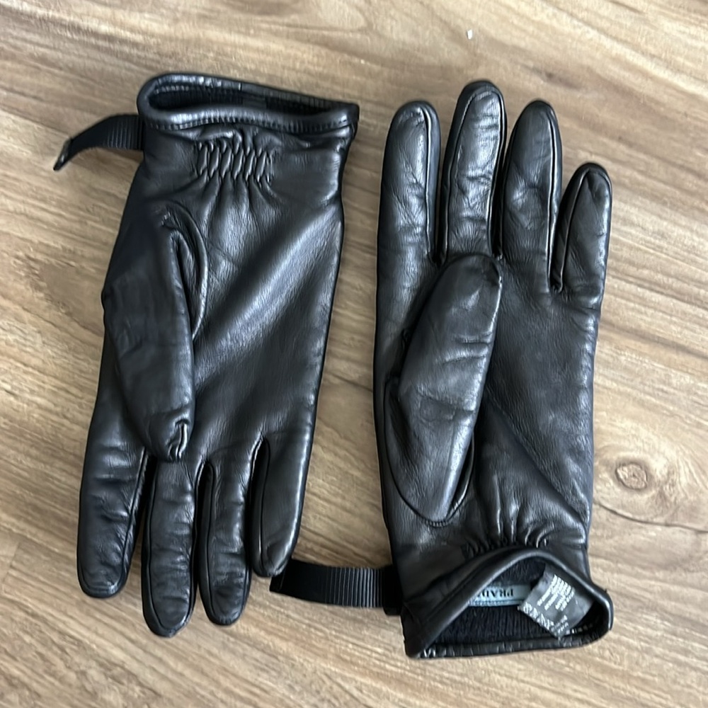 Prada Quilted Engraved Silver Logo Buckle Cashmere Lined 7.5 Gloves - Picture 8 of 12